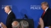 Predsednik SAD Donald Tramp i predsednik Rusije Vladimir Putin odlaze posle obraćanja novinarima na samitu na Aljasci 15. avgusta 2025.