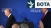 Presidenti amerikan, Donald Trump (djathtas) me presidentin rus, Vladimir Putin në fund të konferencës për media, të mbajtur pas përfundimit të takimit të mbajtur në Alaskë më 15 gusht.