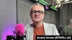 Dragoș Stanca este antreprenor tech și expert media, investitor în digital și tehnologie. Este inițiatorul Ethical Media Alliance, un ONG care luptă pentru finanțarea sustenabilă a jurnalismului și pentru combaterea dezinformării.