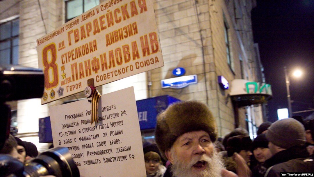 Один из участников акции "Стратегии - 31" на Триумфальной площади в Москве