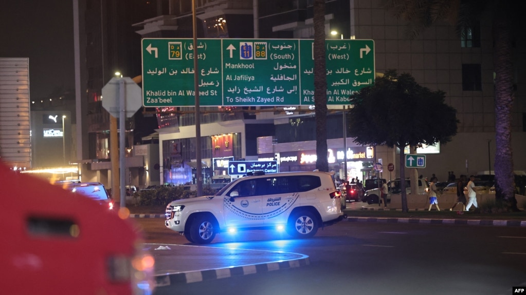 یک خودرو پلیس در مرکز شهر دوبی، اسفند ۱۴۰۴