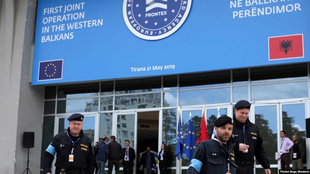 Pripadnici Evropske agencije za graničnu i obalsku stražu (Frontex) u Tirani pred početak misije na granici između Albanije i Grčke
