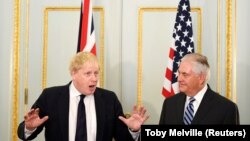 Secretarul de stat american Rex Tillerson la Londra cu ministrul de externe britanic Boris Johnson