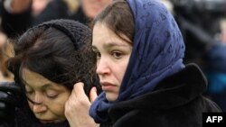Жанна Нємцова (у синій хустці) під час прощання з батьком на Троєкуровському цвинтарі Москви, 3 березня 2015 року