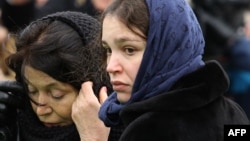 Zhanna Nemtsova, daughter of Russian opposition leader Boris Nemtsov, near her father's grave during a burial ceremony at Moscow's Troekurovskoye cemetery on March 3