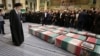 علی خامنه‌ای در کنار تابوت هفت تن از اعضای سپاه پاسداران که در حمله به کنسولگری ایران در دمشق کشته شدند