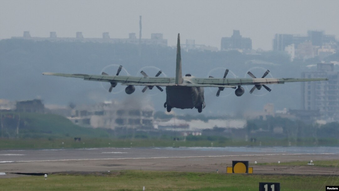 Un avion de transport militar C-130 decolează de la baza Hsinchu, Taiwan, pe 23 mai 2024.