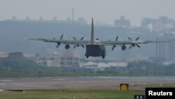 Un avion de transport militar C-130 decolează de la baza Hsinchu, Taiwan, pe 23 mai 2024.
