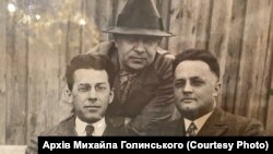Михайло Голинський (праворуч) разом із Павлом Тичиною (ліворуч) і Максимом Лебідем
