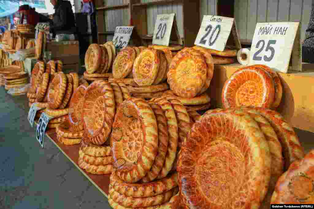 Kyrgyzstan - Bishkek - market, floor, bazaar, generic, Osh bazaar, Osh market, bazar, bread, undated