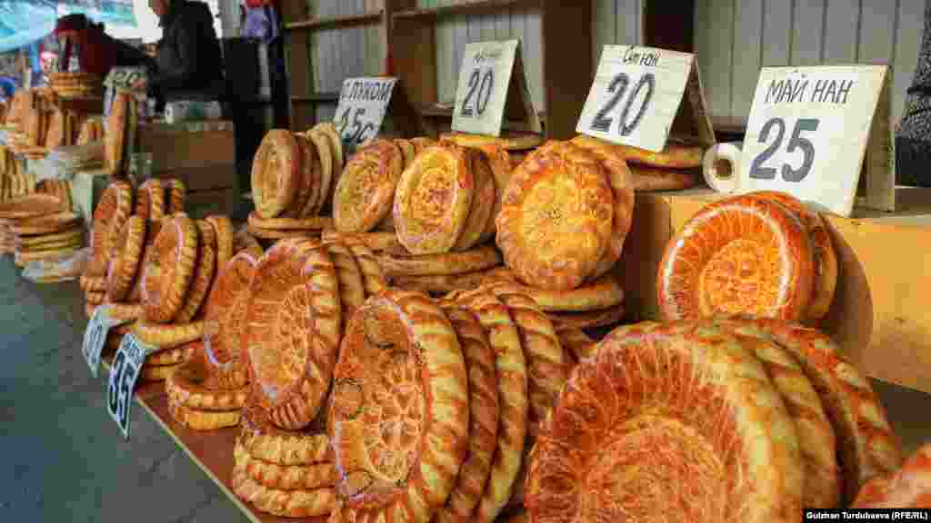 Kyrgyzstan - Bishkek - market, floor, bazaar, generic, Osh bazaar, Osh market, bazar, bread, undated