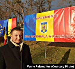 Vasile, în 2021, pe vremea când serba alături de alți ucraineni de etnie română ziua de 1 Decembrie.