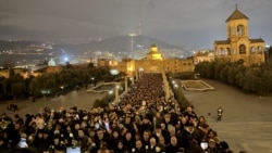 Желающие проститься с Католикосом-Патриархом у тбилисского храма Святой Троицы (Самеба), ночь на 20 марта 2026 года.