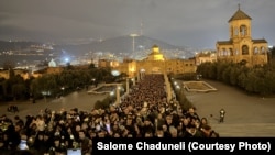 Желающие проститься с Католикосом-Патриархом у тбилисского храма Святой Троицы (Самеба), ночь на 20 марта 2026 года.