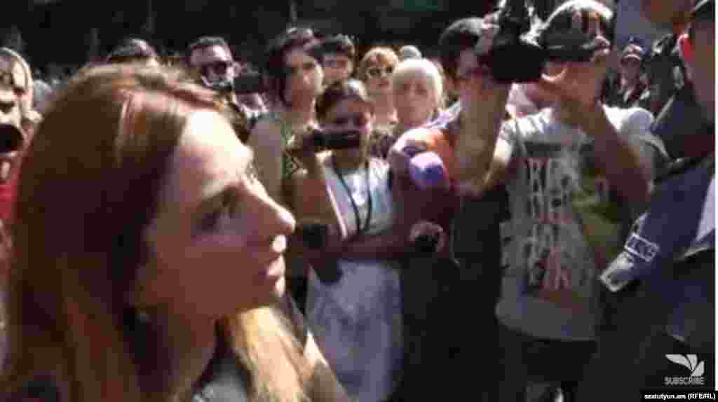 Armenia -- Member of "Zharangutyun" (Heritage) party, is negotiating with policemen in Khorenatci street, 26July, 2016