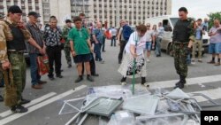 Orsýetçi separatistler saýlaw uçastogyndan alnan saýlaw gapyjaklaryny döwýärler. Donetsk, 23-nji maý, 2014