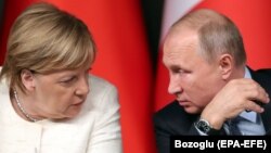 German Chancellor Angela Merkel (left) and Russian President Vladimir Putin will discuss "current international questions," a statement said. (file photo)