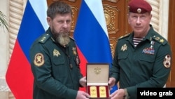 Виктор Золотов вручает Рамзану Кадырову погоны генерала армии