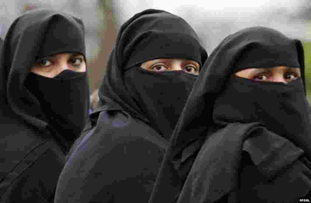 In Pictures: What (Not) To Wear To Hajj #7