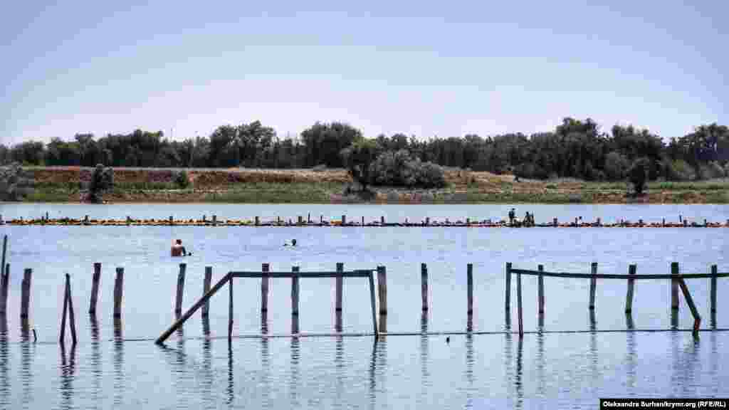 Завдяки високій концентрації мінеральних солей у воді Сакського озера, на її поверхні можна просто лежати. &nbsp; Більше фото з цілющими копалинами Сакського озера &ndash; тут