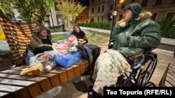დიუშენის სინდრომის მქონე ბავშვების მშობლები კანცელარიასთან ღამეს ათევენ.