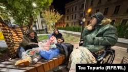 დიუშენის სინდრომის მქონე ბავშვები მშობლები მთავრობის ადმინსიტრაციის წინ ღამეს ათენებენ, 30 მაისი, 2026 წელი