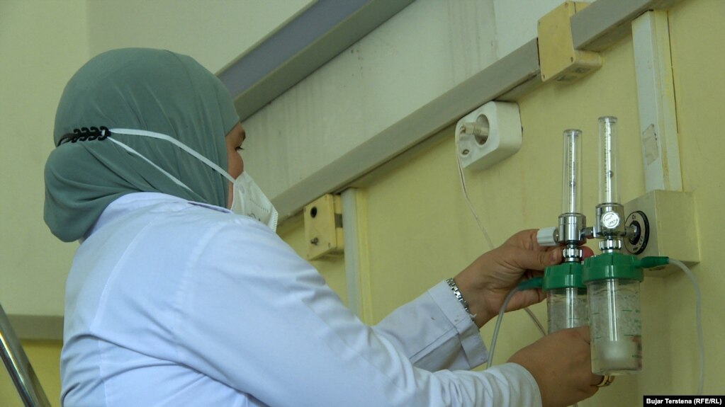 Një infermiere në Gjilan kontrollon bombolat me oksigjen.