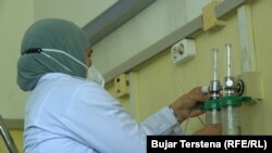Medicinska sestra u Gnjilanu proverava boce sa kiseonikom