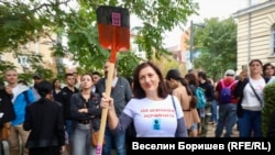"Писнало ни е да живеем в кочина". Защо има протест под прозорците на Пеевски