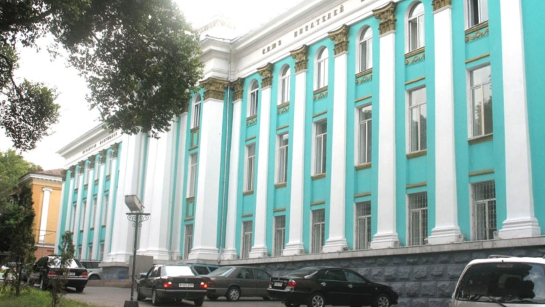 Жас брюнетка төрт аяқты киіп, жопты трахает етті.