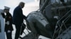 Президент США Дональд Трамп сідає на борт вертольота на авіабазі «Ендрюс» у штаті Меріленд, прямуючи до Кемп-Девіда, 19 червня 2026 року
