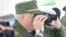 Аляксандар Лукашэнка глядзіць у бінокль, архіўнае фота