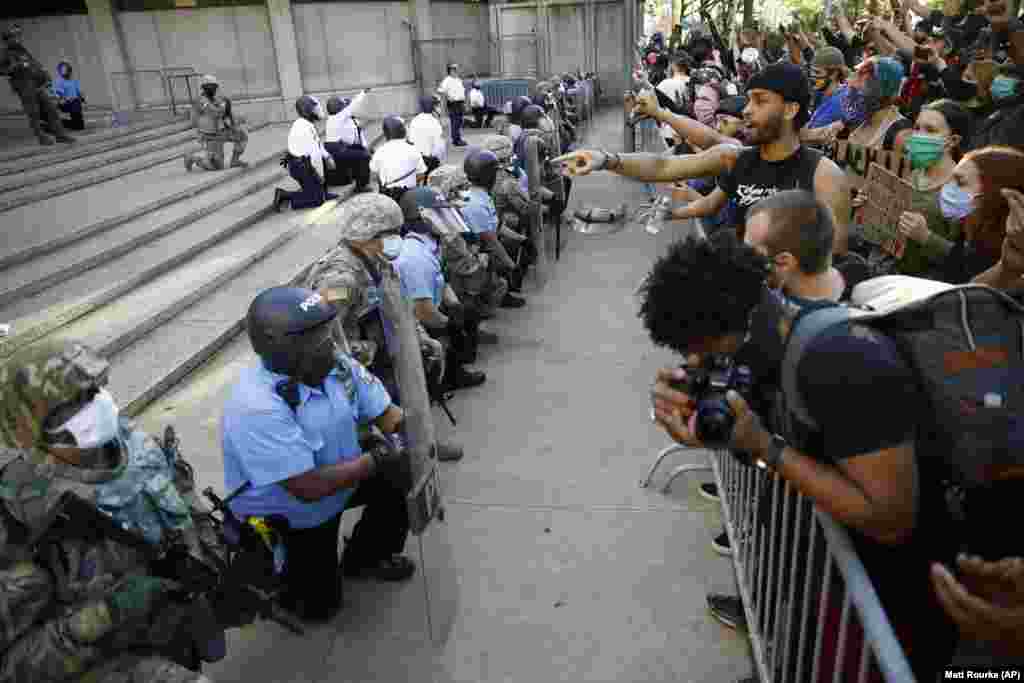 Policija Philadelphije i Nacionalna garda kleče na prijedlog zamjenika povjerenika policije Philadelphije Melvina Singletona (nije na fotografiji) ispred sjedišta policije Philadelphije u Philadelphiji, 1. lipnja.