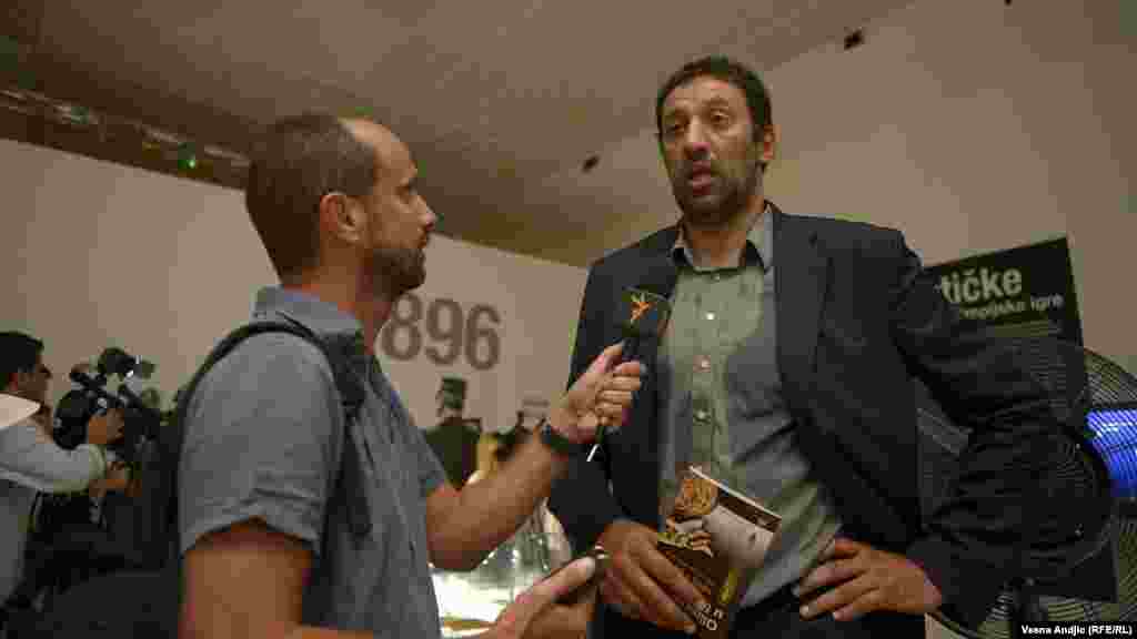 Ko&scaron;arka&scaron; Vlade Divac u razgovoru sa novinarom Slobodne Evrope Zoranom Glavonjićem 