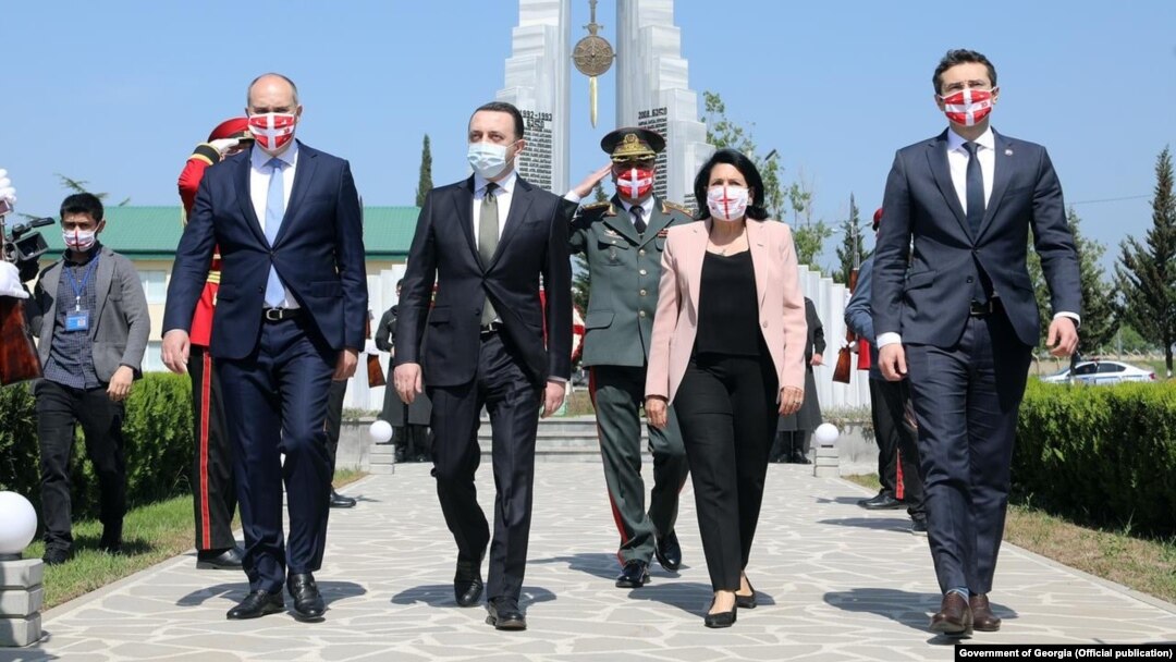 Министр обороны Грузии (слева), премьер-министр, президент и спикер парламента
