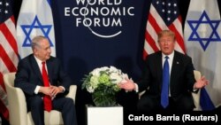 Presidenti amerikan, Donald Trump (djathtas) dhe kryeministri izraelit, Benjamin Netanyahu në Forumin Ekonomik Botëror gjatë ditës së sotme në Davos, Zvicër.