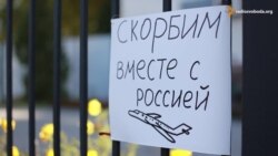 У Києві під посольство Росії продовжують нести квіти (відео)