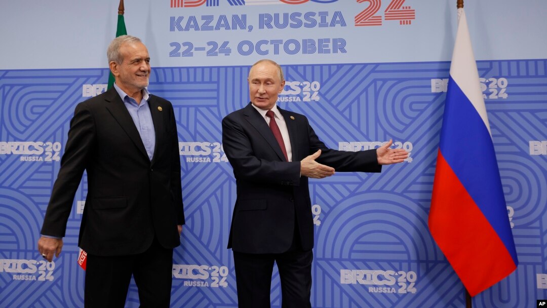 Rusiya prezidenti Vladimir Putin Kazan şəhərində BRICS sammiti çərçivəsində iranlı həmkarı Məsud Pezeşkianla görüşür. 