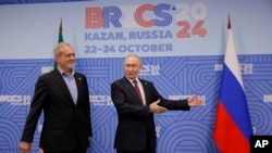 Ruski predsjednik Vladimir Putin gestikulira tokom sastanka sa svojim iranskim kolegom Masudom Pezeškijanom na marginama samita BRICS-a u Kazanju, Rusija, 23. oktobra. 