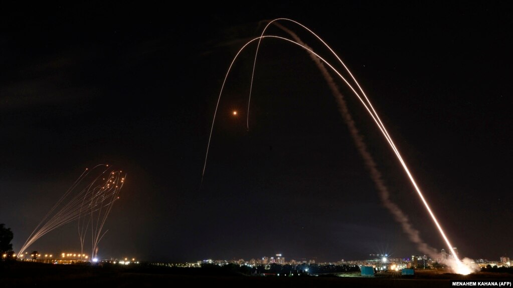 تصویری از رهگیری راکت‌های شلیک شده به سوی اسرائيل توسط سامانه گنبد آهنین