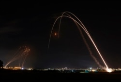 Израильская система ПВО "Железный купол" перехватывает ракеты, выпущенные из сектора Газа, в небе над городом Ашдод. 12 мая 2021 года