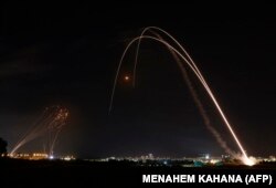 Израильская система ПВО "Железный купол" перехватывает ракеты, выпущенные из сектора Газа, в небе над городом Ашдод. 12 мая 2021 года