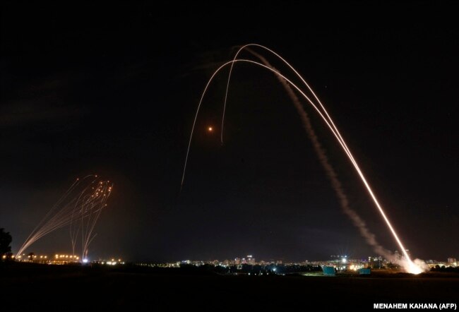 Израильская система ПВО "Железный купол" перехватывает ракеты, выпущенные из сектора Газа, в небе над городом Ашдод. 12 мая 2021 года