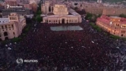 На акцию протеста в Ереване вышли десятки тысяч человек