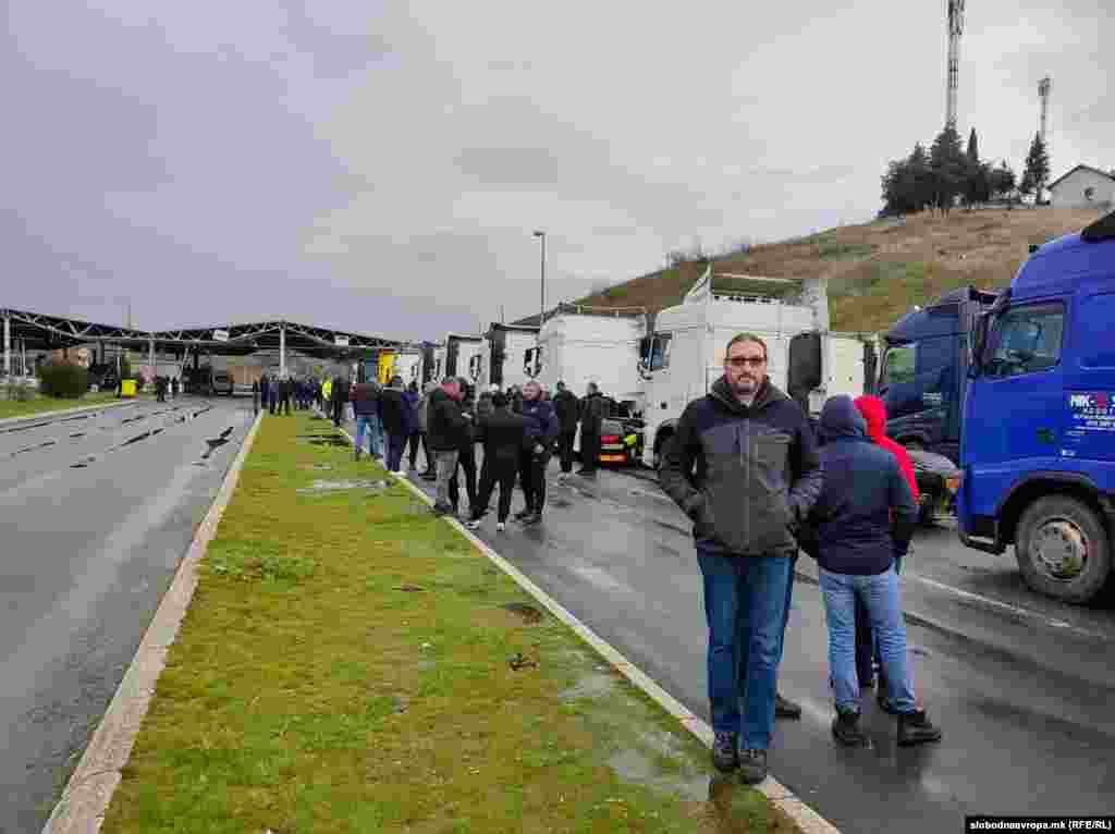 Во Северна Македонија, мобилизацијата за блокадите ја потегна „Макам -транс“, најголемо здружување на работодавачи на превозни трговски друштва во државата. Денеска, тие очекуваат масовност на граничните премини со преку 300 превозници.