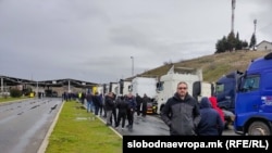 Transportuesit nga Maqedonia e Veriut bllokuan pikën kufitare me Serbinë, Bllace, 26 janar 2026.