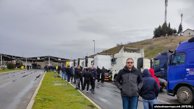 Transportuesit nga Maqedonia e Veriut bllokuan pikën kufitare me Serbinë, Bllace, 26 janar 2026.