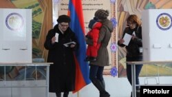 Armenia - Voting in a Yerevan polling station on constitutional changes put forward by President Serzh Sarkisian, 6Dec2015.