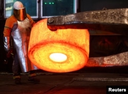FOTO DE ARHIVĂ: Muncitori din industria siderurgică la Dirostahl, Remscheid, Germania. Siderurgia europeană face față tot mai greu concurenței asiatice, mai ales.