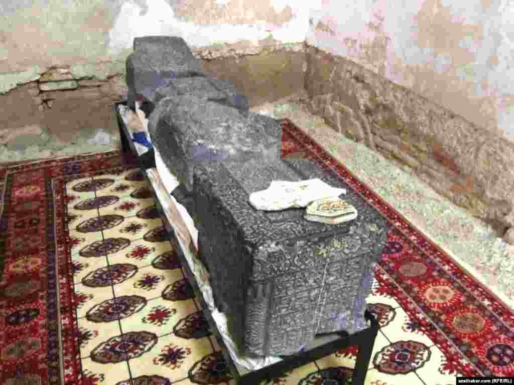 Mawzoleýiň içindäki gubur